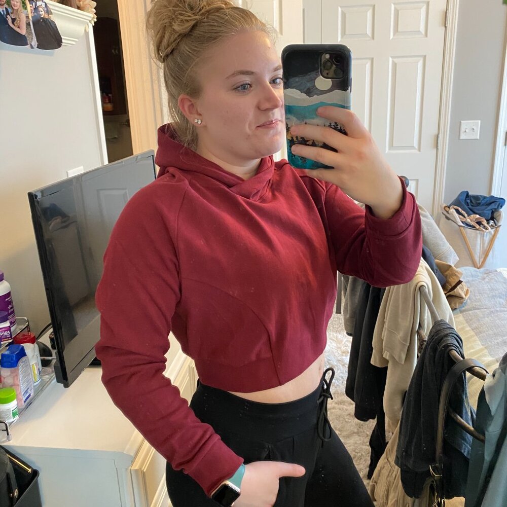 Alphalete Cropped Hoodie in Maroon